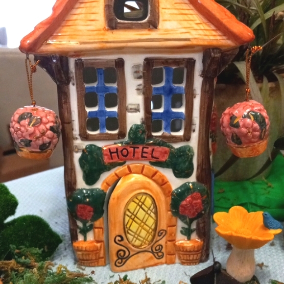 Two Cosy Cottages W/Easter Set Up - Picture 2 of 8